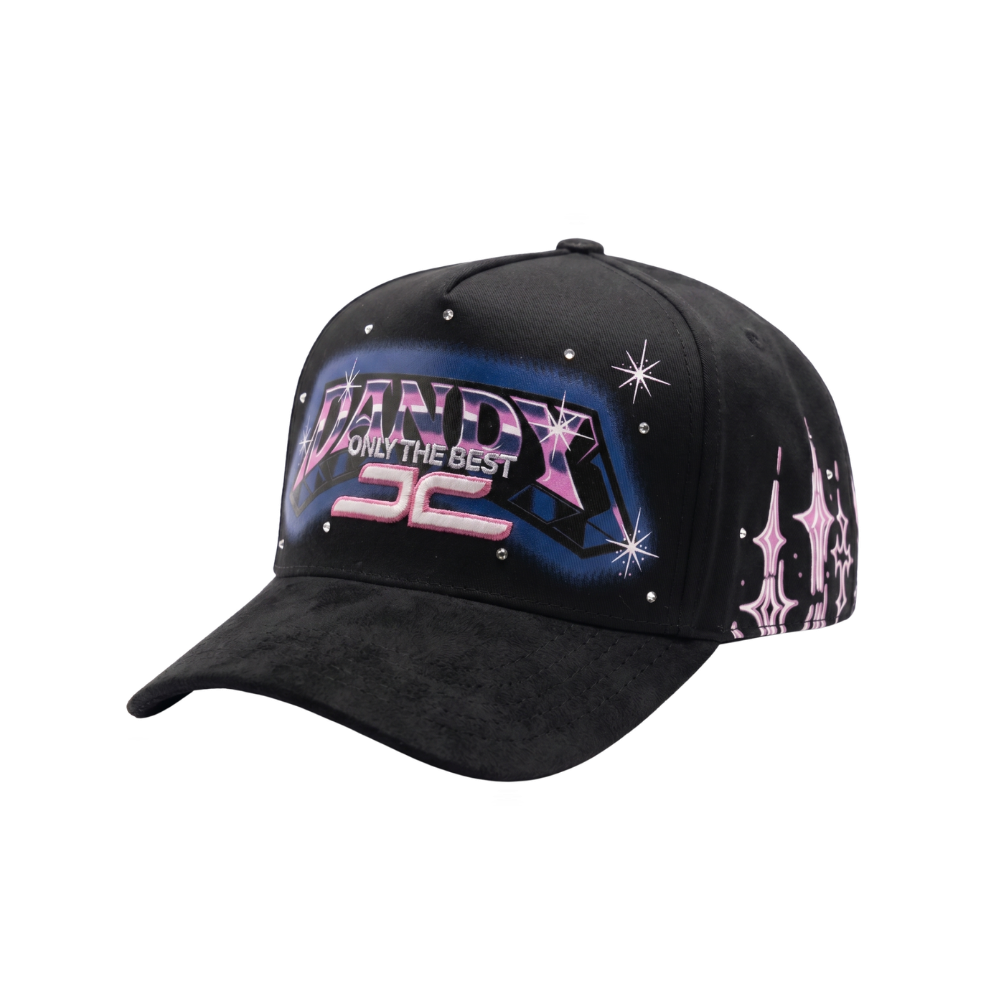 Gorra Members Only negra con gráfico frontal en tonos rosa y azul, detalles brillantes tipo estrellas y diseño lateral en color rosa
