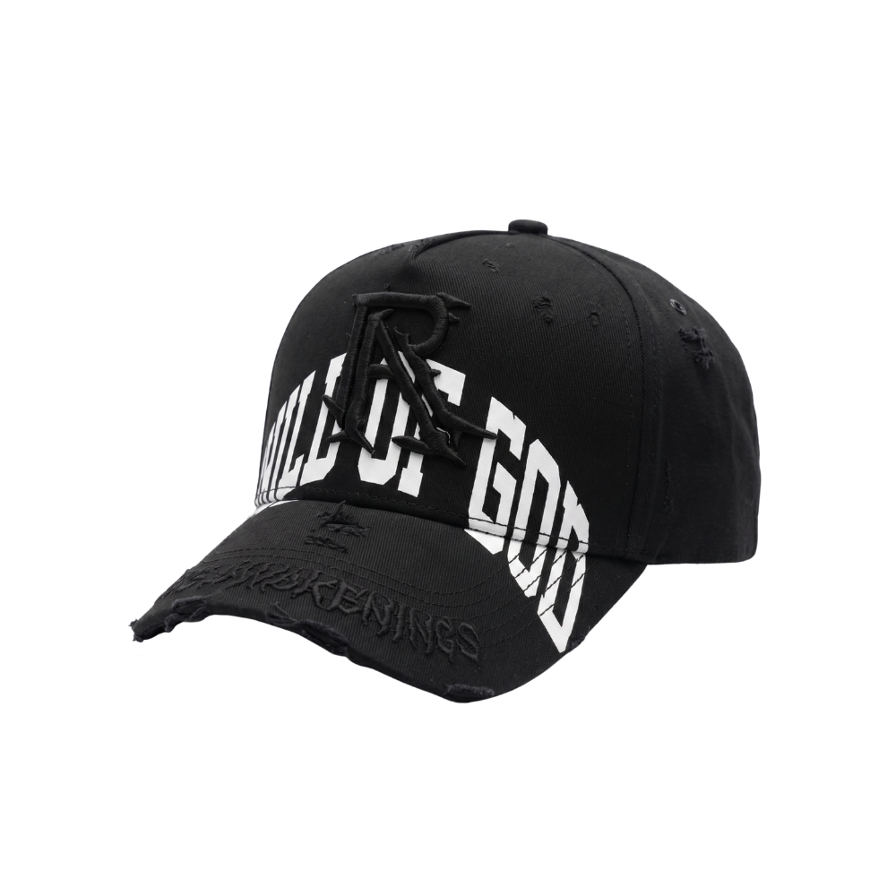 Gorra Child Of God negra con tipografía blanca al frente, aplique bordado en negro y detalles desgastados en la visera