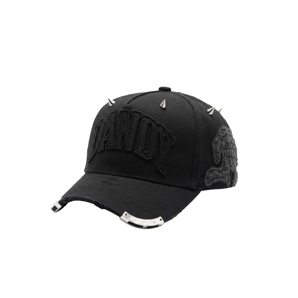 Gorra Plague 02 negra con bordado frontal en relieve, tachas metálicas superiores y detalles laterales en negro sobre acabado oscuro