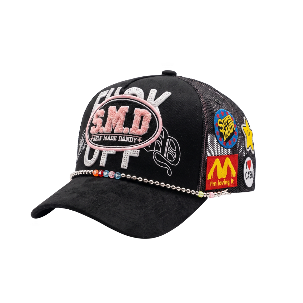 Gorra S.M.D. negra con parche frontal rosa en relieve, letras blancas al frente, parches laterales multicolor y visera curva negra con cadena decorativa.