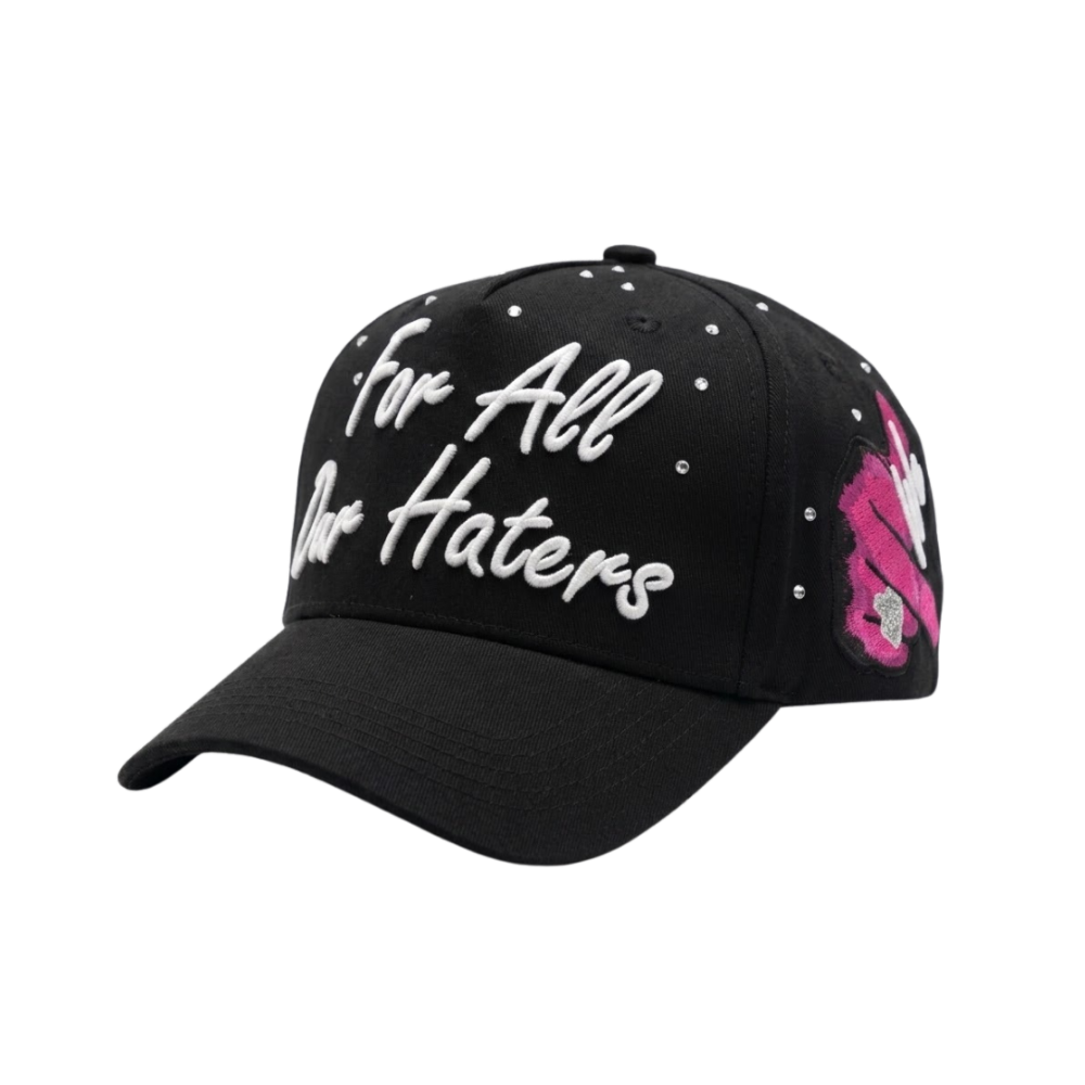Gorra For All Our Haters negra con bordado blanco, detalles brillantes y parche rosa lateral