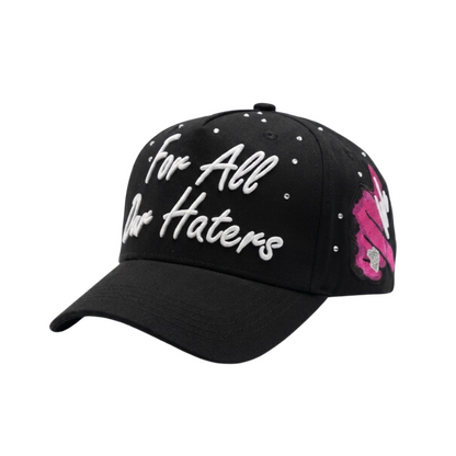 Gorra For All Our Haters negra con bordado blanco, detalles brillantes y parche rosa lateral