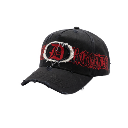 Gorra Distressed negra con bordado rojo y detalles desgastados