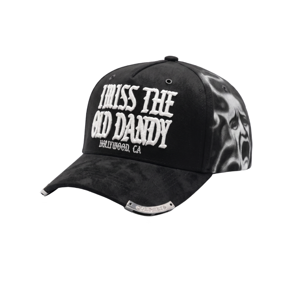 Gorra I Miss The Old Dandy negra con bordado blanco en relieve, gráfico lateral en escala de grises y detalle metálico en la visera