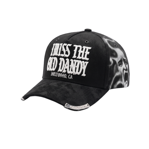 Gorra I Miss The Old Dandy negra con bordado blanco en relieve, gráfico lateral en escala de grises y detalle metálico en la visera