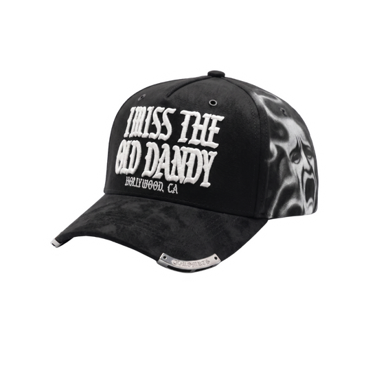 Gorra I Miss The Old Dandy negra con bordado blanco en relieve, gráfico lateral en escala de grises y detalle metálico en la visera