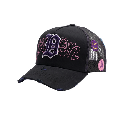 Gorra Extssy Model negra con letra bordada morada en relieve, detalles rosas y parches laterales