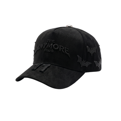 Gorra The Anymore Club 11 negra con bordado frontal en relieve y detalles laterales de murciélagos