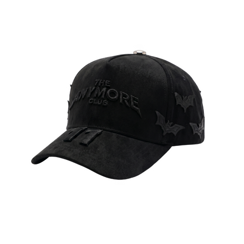 Gorra The Anymore Club 11 negra con bordado frontal en relieve y detalles laterales de murciélagos