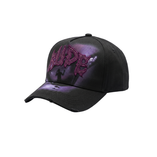 Gorra Vice City negra con bordado morado estilo gótico, efecto púrpura difuminado y detalles desgastados en la visera