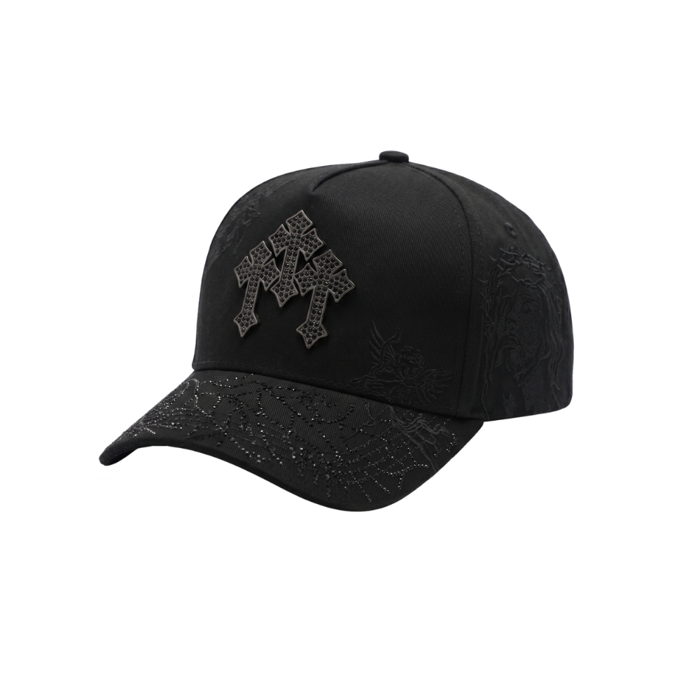 Gorra Cristo Chrome negra con cruces oscuras al frente, detalles grabados religiosos y visera con diseño bordado en negro