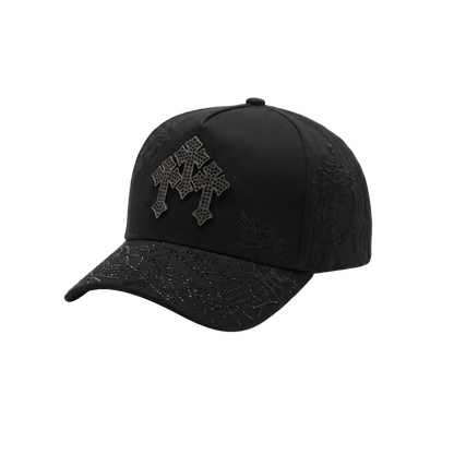 Gorra Cristo Chrome negra con cruces oscuras al frente, detalles grabados religiosos y visera con diseño bordado en negro