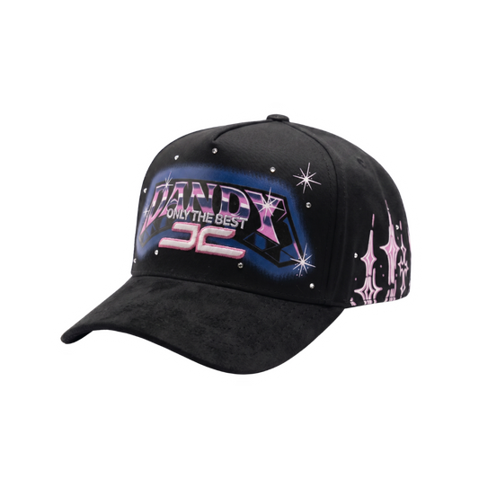 Gorra Members Only negra con gráfico frontal en tonos rosa y azul, detalles brillantes tipo estrellas y diseño lateral en color rosa