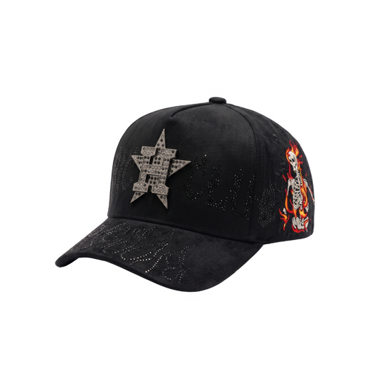Gorra Rich Club negra con estrella metálica al frente, detalles brillantes en negro y parche lateral de esqueleto en llamas
