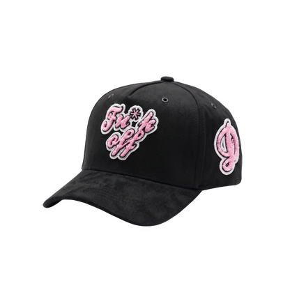 Gorra Fu*k Off negra con bordado frontal rosa en relieve, contorno blanco y detalle lateral a juego sobre base negra
