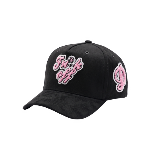 Gorra Fu*k Off negra con bordado frontal rosa en relieve, contorno blanco y detalle lateral a juego sobre base negra