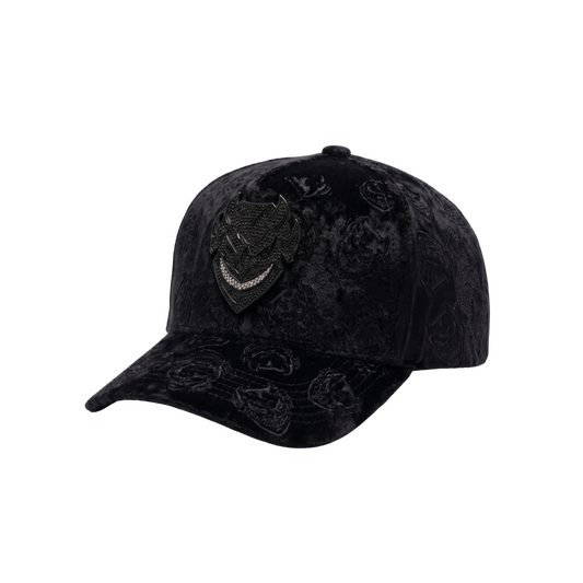 Gorra El Diablo Total Black negra con aplique frontal de diablo en negro, relieve tonal sobre toda la superficie y acabado oscuro