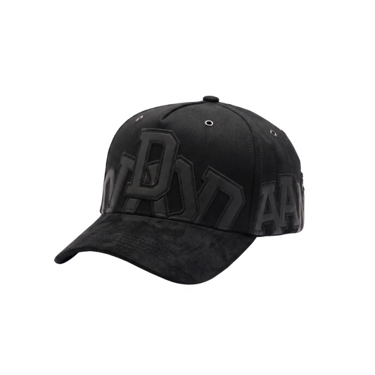 Gorra DDDAAANNNDDDYYY negra con letras oversized en relieve alrededor de la copa y acabado total black
