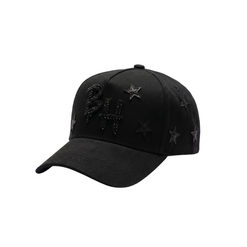 Gorra Blackout Stars negra con logo frontal en negro, detalles de piedrería oscura y estrellas laterales sobre acabado total black