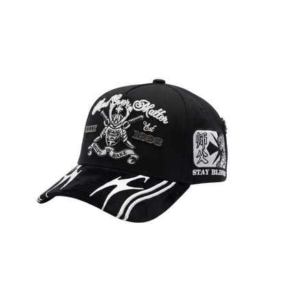 Gorra Mind Over Matter negra con bordado frontal blanco de figura central, tipografía decorativa y visera con gráficos blancos en contraste