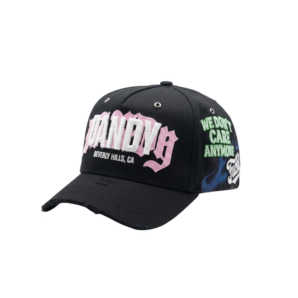 Gorra Beverly Hills negra con bordado frontal en blanco y rosa, tipografía lateral en verde y detalles gráficos en azul sobre fondo oscuro
