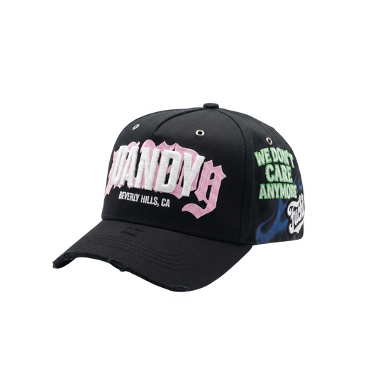 Gorra Beverly Hills negra con bordado frontal en blanco y rosa, tipografía lateral en verde y detalles gráficos en azul sobre fondo oscuro