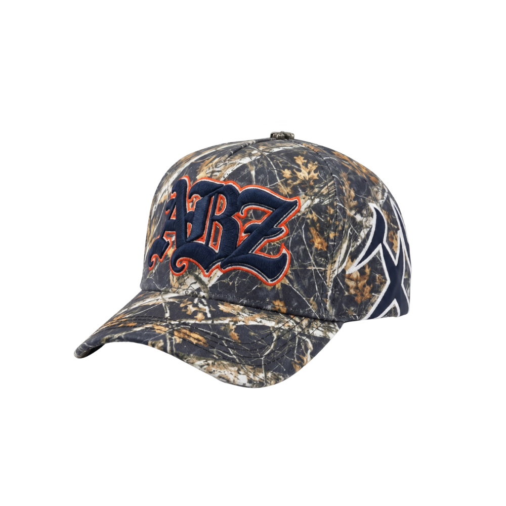 Gorra ABZ Camo con estampado camuflado, bordado frontal azul con contorno naranjo y detalle lateral en contraste