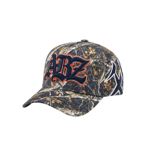 Gorra ABZ Camo con estampado camuflado, bordado frontal azul con contorno naranjo y detalle lateral en contraste