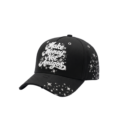 Gorra Make Money Not Amigos negra con bordado frontal blanco en relieve, efecto salpicado y detalles blancos sobre la visera y lateral