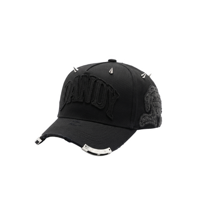 Gorra Plague 02 negra con bordado frontal en relieve, tachas metálicas superiores y detalles laterales en negro sobre acabado oscuro