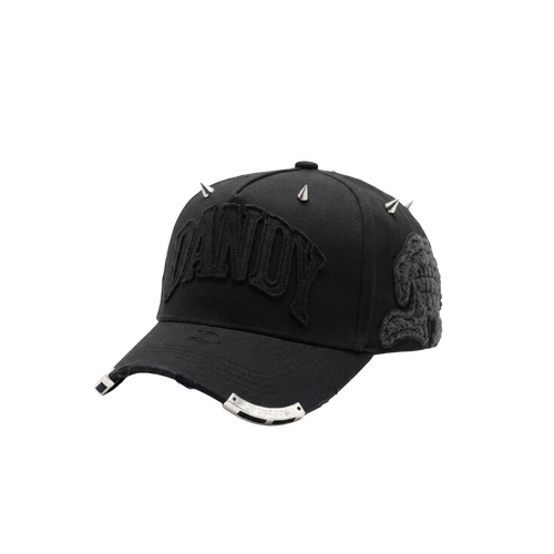 Gorra Plague 02 negra con bordado frontal en relieve, tachas metálicas superiores y detalles laterales en negro sobre acabado oscuro