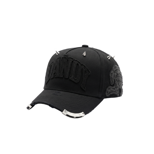 Gorra Plague 02 negra con bordado frontal en relieve, tachas metálicas superiores y detalles laterales en negro sobre acabado oscuro