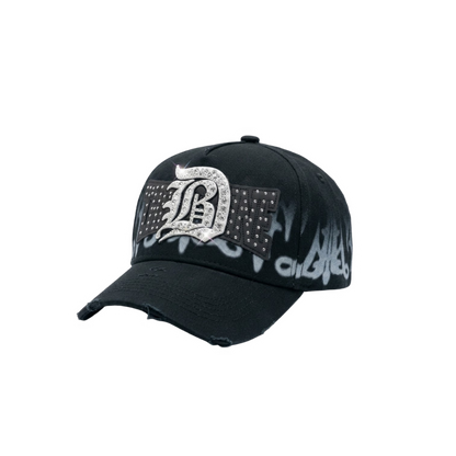 Gorra DB31 negra con logo frontal brillante tipo pedrería, detalles en contraste y efecto gráfico difuminado en blanco sobre la base