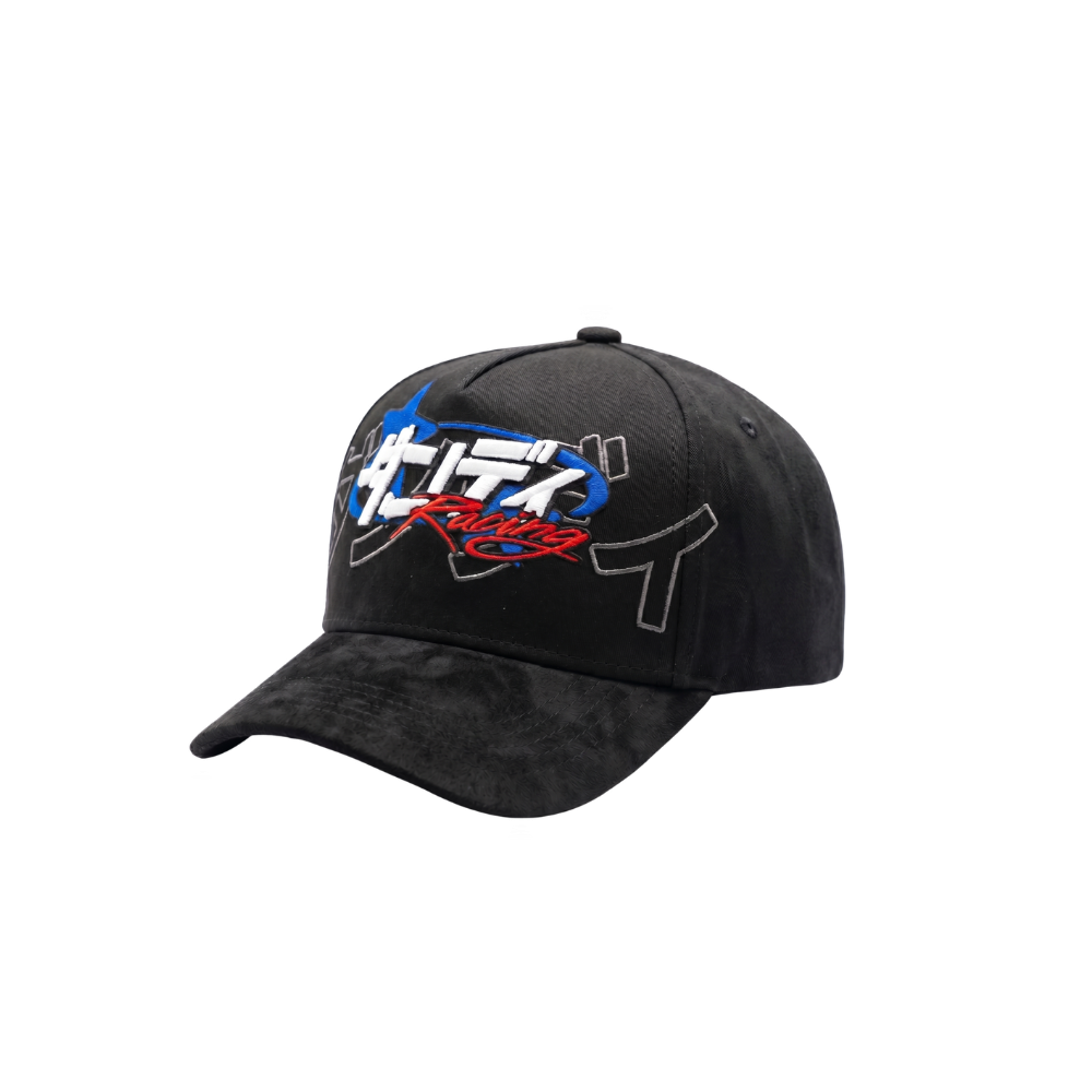 Gorra R-34 negra con bordado frontal en azul, blanco y rojo, detalles inspirados en autos de Japón y diseño urbano sobre base oscura