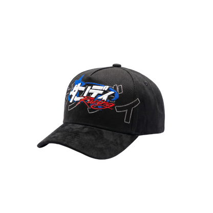Gorra R-34 negra con bordado frontal en azul, blanco y rojo, detalles inspirados en autos de Japón y diseño urbano sobre base oscura