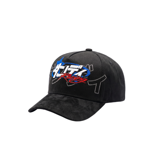 Gorra R-34 negra con bordado frontal en azul, blanco y rojo, detalles inspirados en autos de Japón y diseño urbano sobre base oscura