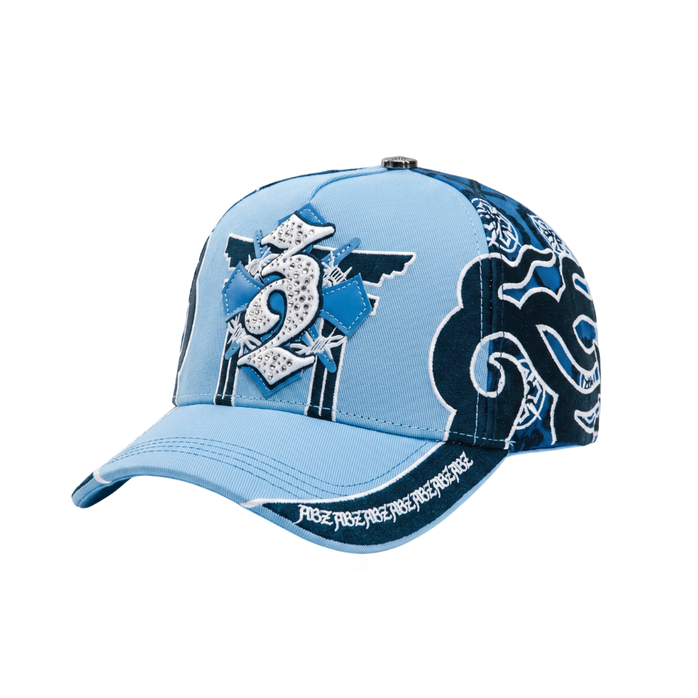 Gorra Astrogengar 3.0 de la colección de Shifu, gorra celeste con diseños bordados y pedrería en el logo 