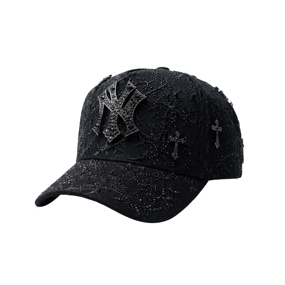Gorra NY Thorned 24K Black Gold negra con logo NY metálico al frente, cruces oscuras y detalles brillantes en relieve sobre toda la superficie