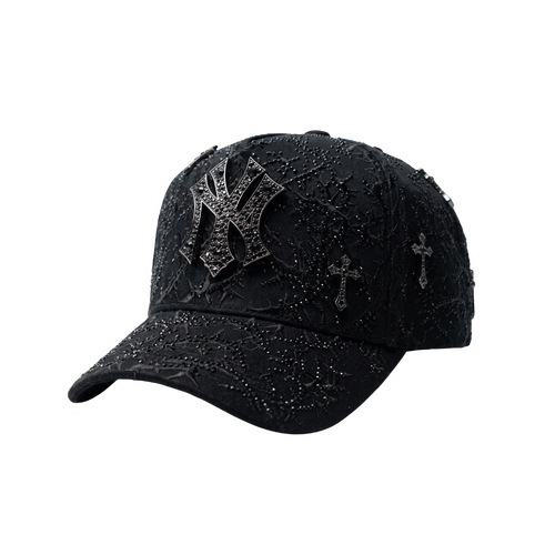 Gorra NY Thorned 24K Black Gold negra con logo NY metálico al frente, cruces oscuras y detalles brillantes en relieve sobre toda la superficie