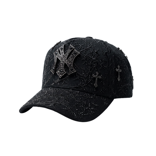 Gorra NY Thorned 24K Black Gold negra con logo NY metálico al frente, cruces oscuras y detalles brillantes en relieve sobre toda la superficie