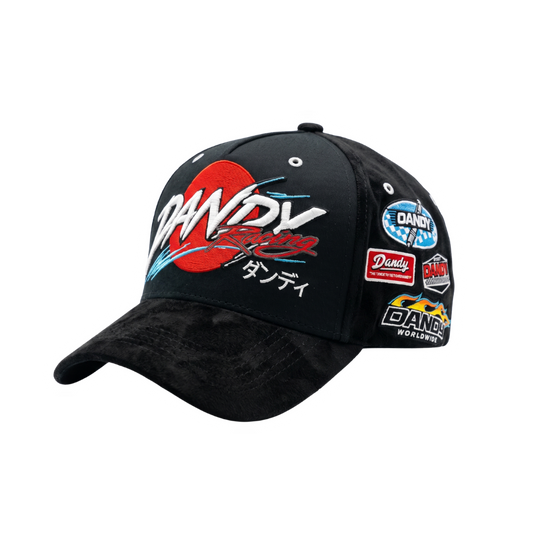 Gorra Dandy Son negra con bordado frontal blanco en relieve, grafico rojo y azul al frente, parches laterales y visera curva negra.