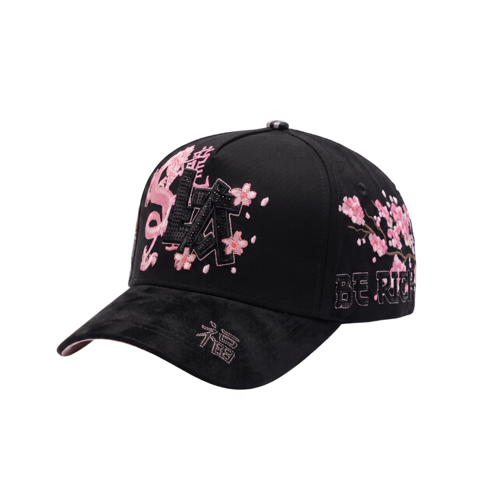 Gorra LA Japan 2.0 negra con aplique frontal LA negro, dragon y flores rosadas, grafico lateral de gato japones y visera curva negra.