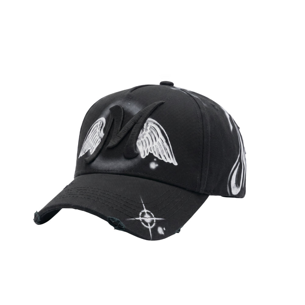 Gorra Mago Forever negra con letra M frontal en relieve, alas blancas al frente, grafico aerografiado blanco y visera curva negra.