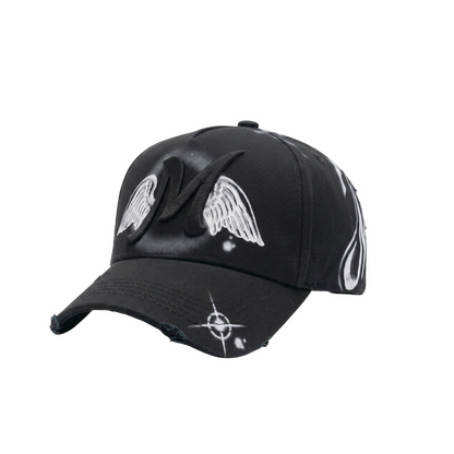 Gorra Mago Forever negra con letra M frontal en relieve, alas blancas al frente, grafico aerografiado blanco y visera curva negra.