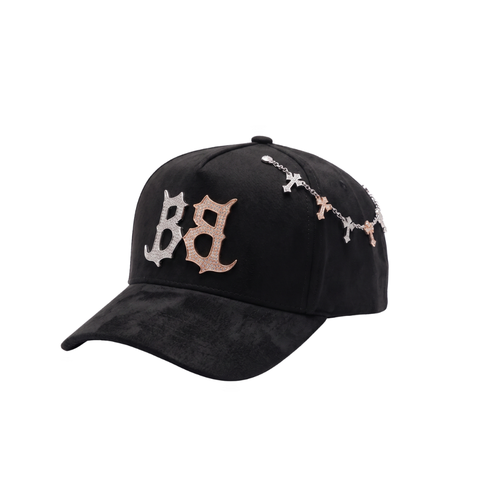 Gorra Inferno negra con bordado frontal BB en pedreria plateada y rose gold, cadena lateral de cruces brillantes y visera negra texturizada