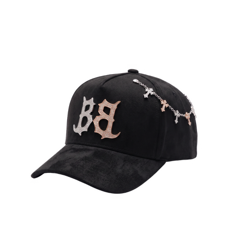 Gorra Inferno negra con bordado frontal BB en pedreria plateada y rose gold, cadena lateral de cruces brillantes y visera negra texturizada
