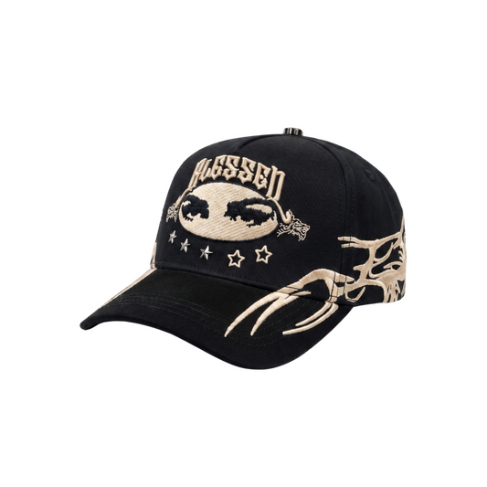 Gorra All Eyes on Me negra con bordado beige, estrellas metálicas y detalles laterales
