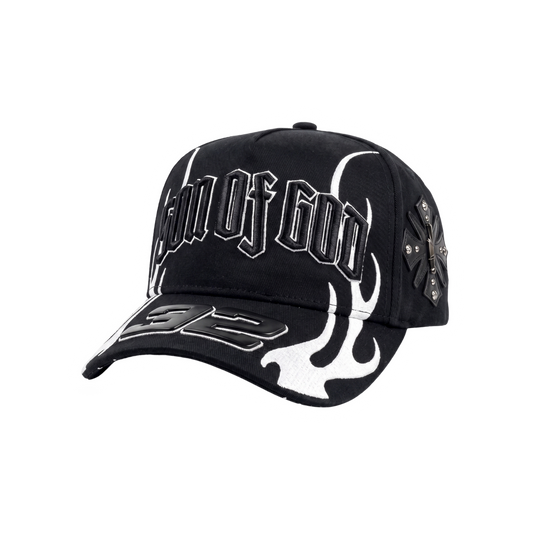 Gorra Son of God negra con bordado blanco, detalles de llamas y cruz lateral