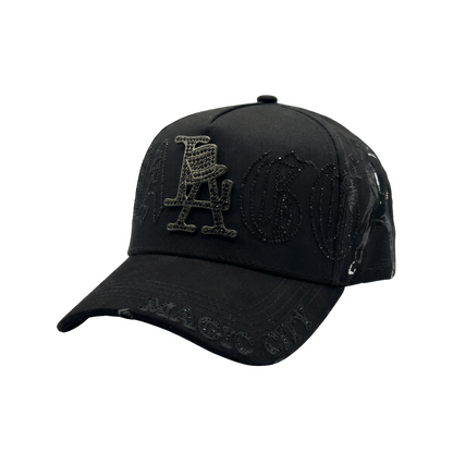 Gorra La Mago negra con logo LA metálico, bordado negro y detalles brillantes