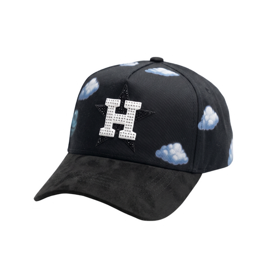 Gorra Dias Nublados negra con nubes azules, letra H con pedrería y estrella negra